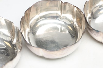 Lot A SET OF EIGHT MAPPIN AND WEBB SILVER PLATED FINGER BOWLS