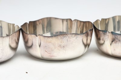 Lot A SET OF EIGHT MAPPIN AND WEBB SILVER PLATED FINGER BOWLS
