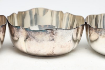 Lot A SET OF EIGHT MAPPIN AND WEBB SILVER PLATED FINGER BOWLS