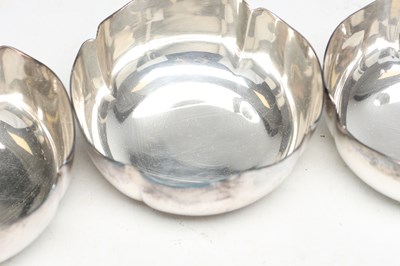 Lot A SET OF EIGHT MAPPIN AND WEBB SILVER PLATED FINGER BOWLS