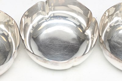 Lot A SET OF EIGHT MAPPIN AND WEBB SILVER PLATED FINGER BOWLS