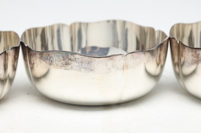 Lot A SET OF EIGHT MAPPIN AND WEBB SILVER PLATED FINGER BOWLS
