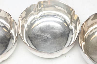 Lot A SET OF EIGHT MAPPIN AND WEBB SILVER PLATED FINGER BOWLS