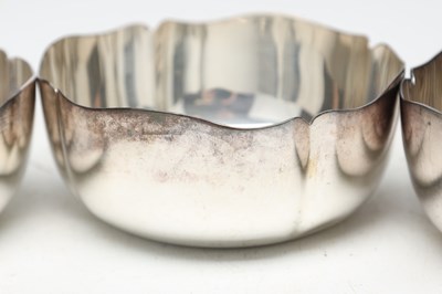 Lot A SET OF EIGHT MAPPIN AND WEBB SILVER PLATED FINGER BOWLS