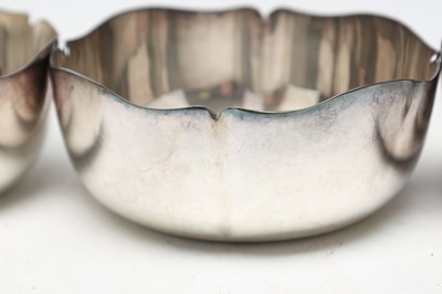 Lot A SET OF EIGHT MAPPIN AND WEBB SILVER PLATED FINGER BOWLS