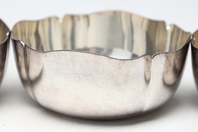 Lot A SET OF EIGHT MAPPIN AND WEBB SILVER PLATED FINGER BOWLS