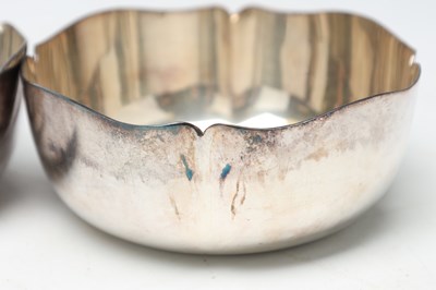 Lot A SET OF EIGHT MAPPIN AND WEBB SILVER PLATED FINGER BOWLS