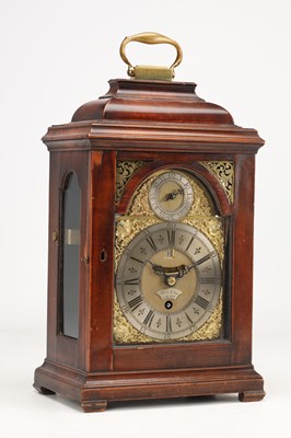 Lot THOMAS LODGE, LONDON. A SMALL GEORGE II FRUITWOOD VERGE PULL QUARTER REPEATING TIMEPIECE BRACKET CLOCK