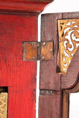Lot HENRY MOZE, LONDON. A MID 18TH CENTURY SCARLET LACQUER CHINOISERIE QUARTER CHIMING BRACKET CLOCK