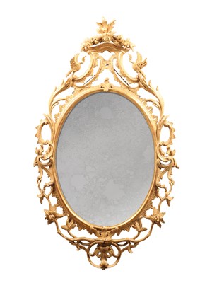 Lot AN 18TH CENTURY CARVED GILT WOOD HANGING MIRROR IN THE MANNER OF THOMAS CHIPPENDALE