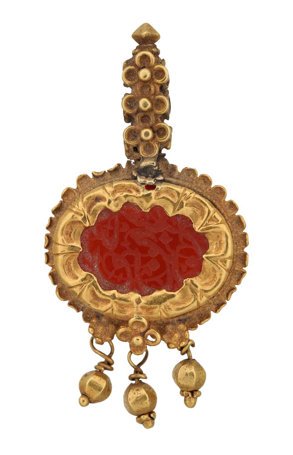 Lot AN INDIAN AND ISLAMIC 22 CARAT GOLD AND CARNELIAN INTAGLIO PENDANT