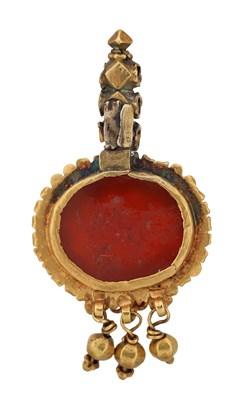 Lot AN INDIAN AND ISLAMIC 22 CARAT GOLD AND CARNELIAN INTAGLIO PENDANT