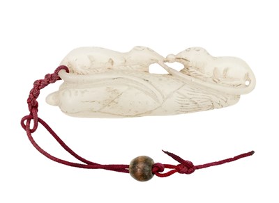 Lot AN 18TH/19TH CENTURY CHINESE WHITE JADE TOGGLE CARVED WITH RATS