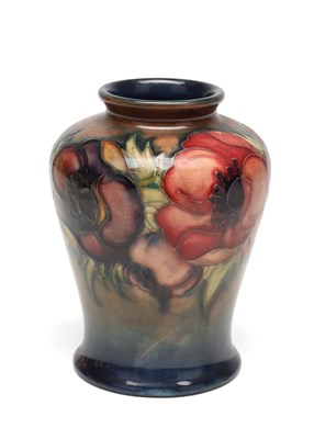 Lot AN EARLY 20TH CENTURY ANEMONE PATTERN MOORCROFT VASE
