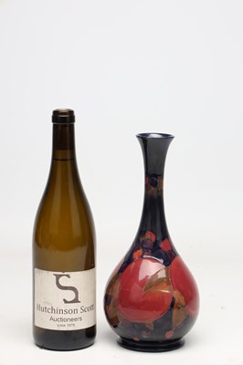Lot AN EARLY 20TH CENTURY MOORCROFT POMEGRANATE PATTERN VASE