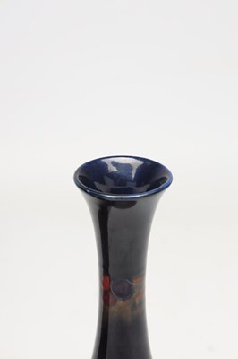 Lot AN EARLY 20TH CENTURY MOORCROFT POMEGRANATE PATTERN VASE