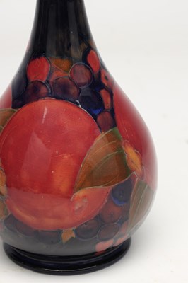 Lot AN EARLY 20TH CENTURY MOORCROFT POMEGRANATE PATTERN VASE