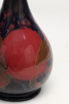 Lot AN EARLY 20TH CENTURY MOORCROFT POMEGRANATE PATTERN VASE