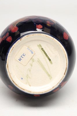 Lot AN EARLY 20TH CENTURY MOORCROFT POMEGRANATE PATTERN VASE