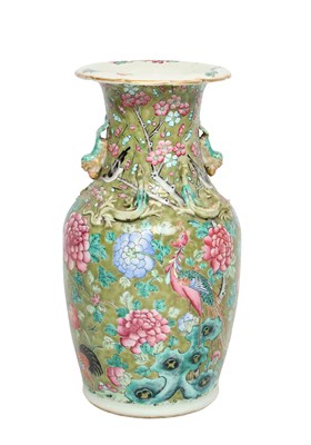Lot A 19TH CENTURY CHINESE FAMILLE ROSE PORCELAIN VASE