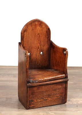 Lot AN EARLY 18TH CENTURY WELSH ELM CHILDS CHAIR