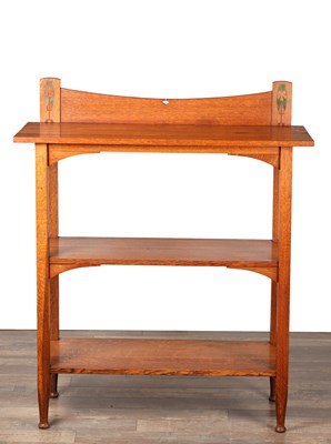 Lot AN EARLY 20TH CENTURY ARTS AND CRAFTS OAK THREE-TIER WHATNOT