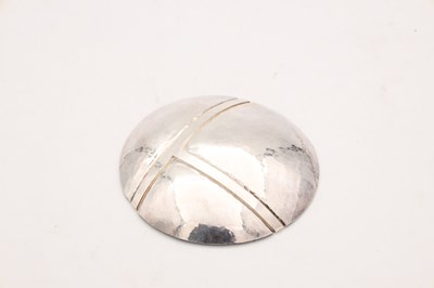 Lot A CONTEMPORARY ENGLISH SILVER TEXTURED DISH BY PHIL JORDAN