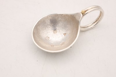 Lot MALCOLM APPLEBY A CONTEMPORARY SCOTTISH SILVER SPOON WITH RING HANDLE