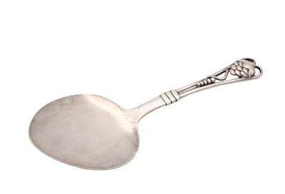Lot AN EARLY 20TH CENTURY DANISH SILVER SERVING SLICE BY GEORG JENSEN NO. 72