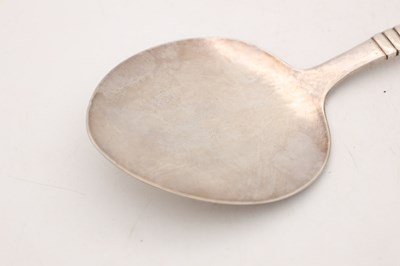 Lot AN EARLY 20TH CENTURY DANISH SILVER SERVING SLICE BY GEORG JENSEN NO. 72