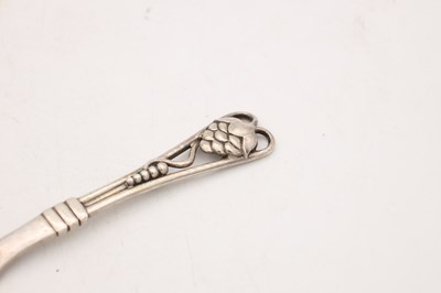 Lot AN EARLY 20TH CENTURY DANISH SILVER SERVING SLICE BY GEORG JENSEN NO. 72
