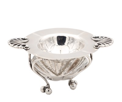 Lot AN EARLY 20TH CENTURY GEORG JENSEN DANISH SILVER TEA STRAINER AND STAND