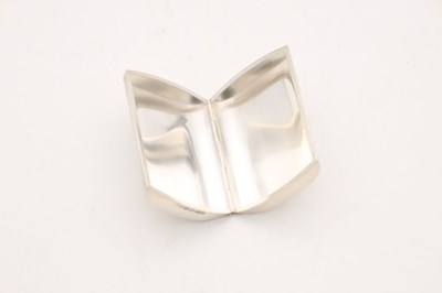 Lot ANGUS MCFADYEN: A CONTEMPORARY SCOTTISH SILVER AND 18CT GOLD INLAID BOX
