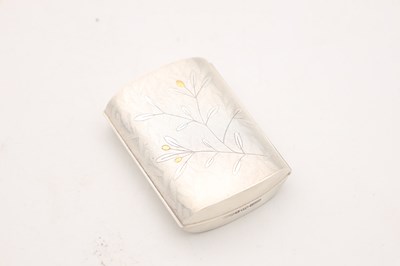 Lot ANGUS MCFADYEN: A CONTEMPORARY SCOTTISH SILVER AND 18CT GOLD INLAID BOX