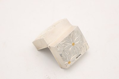 Lot ANGUS MCFADYEN A CONTEMPORARY SILVER AND 18CT GOLD INLAID BOX