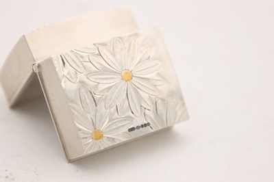 Lot ANGUS MCFADYEN A CONTEMPORARY SILVER AND 18CT GOLD INLAID BOX