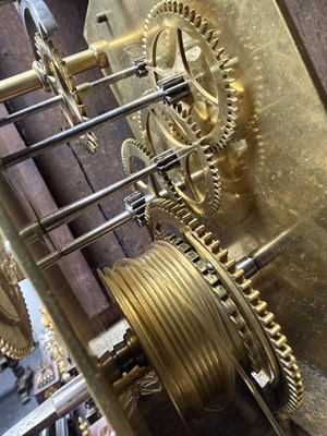Lot 87 - JOHN SIMPSON, READING. AN IMPRESSIVE 18TH CENTURY EIGHT-DAY WEIGHT-DRIVEN JAPANNED TAVERN CLOCK