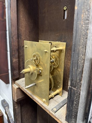 Lot 87 - JOHN SIMPSON, READING. AN IMPRESSIVE 18TH CENTURY EIGHT-DAY WEIGHT-DRIVEN JAPANNED TAVERN CLOCK