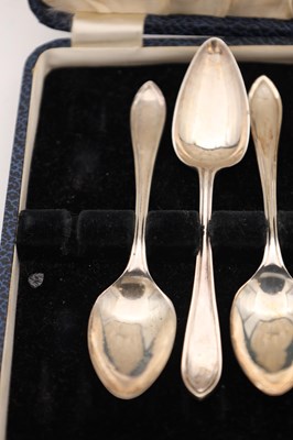 Lot A CASED SET OF FIVE 20TH CENTURY ENGLISH SILVER TEASPOONS