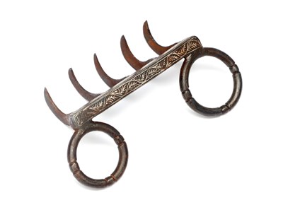 Lot AN INDIAN STEEL BAGH NAKH 'TIGER CLAW'