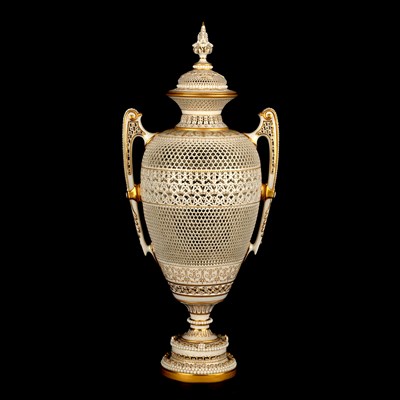 Lot GEORGE OWEN AN EXTREMELY RARE EARLY 20TH CENTURY ROYAL WORCESTER RETICULATED PORCELAIN CABINET VASE AND COVER