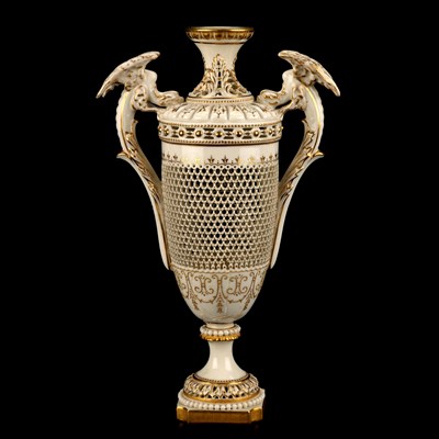 Lot AN EARLY 20TH CENTURY ROYAL WORCESTER RETICULATED CABINET VASE BY GEORGE OWEN