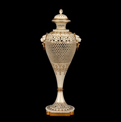 Lot GEORGE OWEN AN EARLY 20TH CENTURY ROYAL WORCESTER RETICULATED CABINET VASE AND COVER