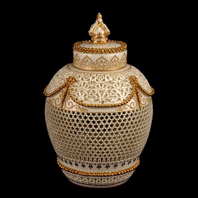 Lot A FINE EARLY 20TH CENTURY ROYAL WORCESTER RETICULATED POT POURRI VASE AND COVER BY GEORGE OWEN