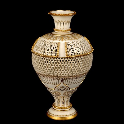 Lot A FINE EARLY 20TH CENTURY ROYAL WORCESTER RETICULATED CABINET VASE BY GEORGE OWEN