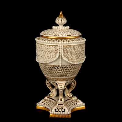 Lot A FINE EARLY 20TH CENTURY ROYAL WORCESTER RETICULATED POT POURRI VASE AND COVER BY GEORGE OWEN