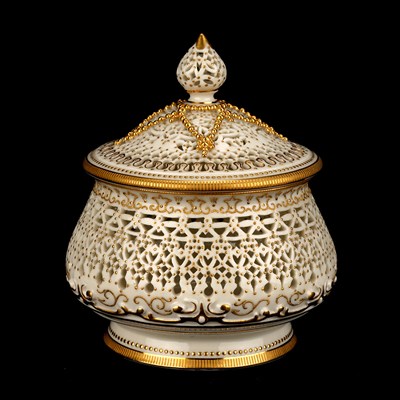 Lot A FINE EARLY 20TH CENTURY ROYAL WORCESTER RETICULATED POT POURRI VASE AND COVER BY GEORGE OWEN