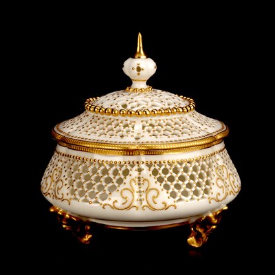Lot A FINE EARLY 20TH CENTURY ROYAL WORCESTER RETICULATED POT POURRI VASE AND COVER BY GEORGE OWEN