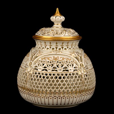 Lot A FINE EARLY 20TH CENTURY ROYAL WORCESTER RETICULATED POT POURRI VASE AND COVER BY GEORGE OWEN