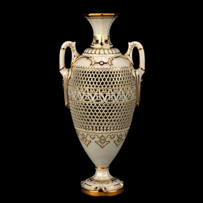 Lot A FINE EARLY 20TH CENTURY ROYAL WORCESTER RETICULATED CABINET VASE BY GEORGE OWEN